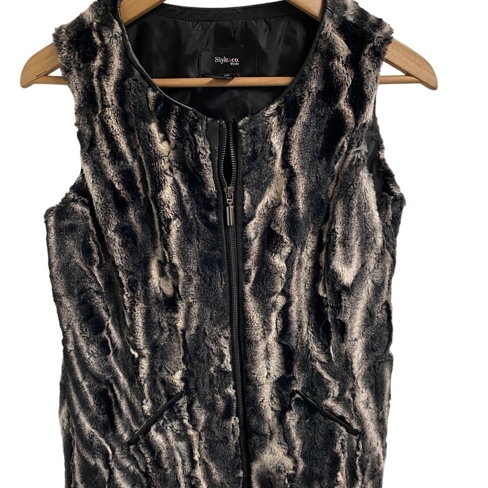 Style and‎ company faux fur vest size PP.